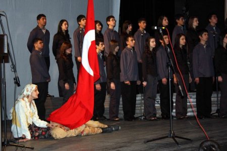 Kaymakamın Yazdığı İstiklal Marşı Oratoryosunu Sahnelendiren Öğrenciler Duygulandırdı