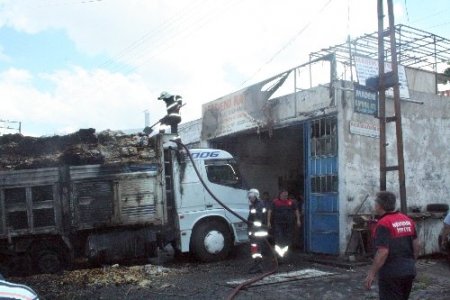 Kaynak yapılan kamyonun yakıt deposu patladı