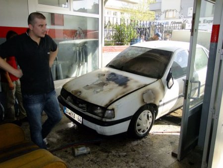 Kaynak yaptığı araç yanınca şoka girdi