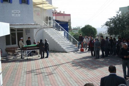 Kaynanası tarafından öldürüldüğü iddia edilen gelin defnedildi