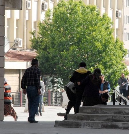 Kayseri Adliyesi Önünde Cinayet Duruşması Öncesi Kavga