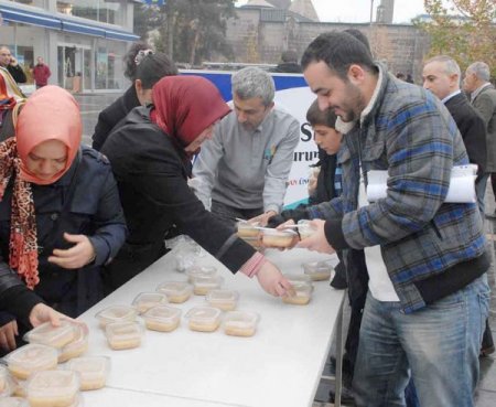 Kayseri Akansu Koleji aşure dağıttı