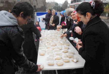 Kayseri Akansu Koleji aşure dağıttı