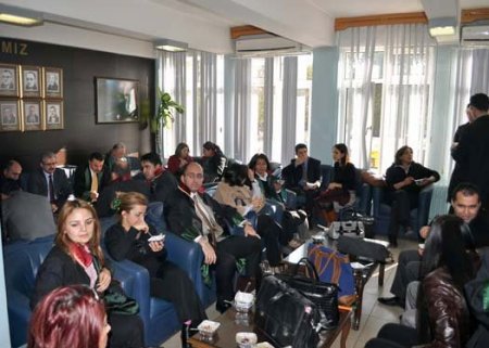 Kayseri Barosu, adliyede aşure dağıttı