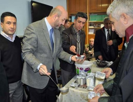 Kayseri Barosu, adliyede aşure dağıttı
