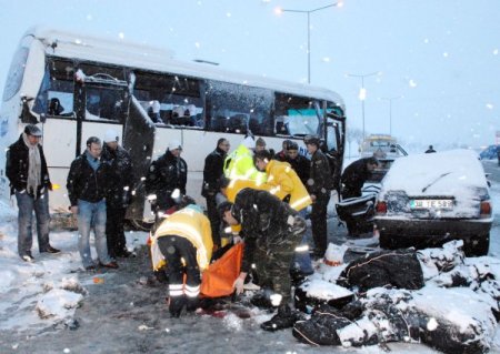 Kayseri-niğde Karayolunda Trafik Kazası:2 Ölü, 8 Yaralı