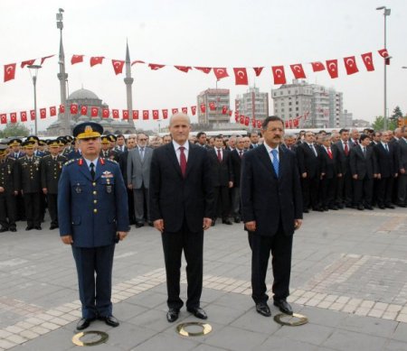 Kayseri’de 19 Mayıs Kutlamaları Çelenk Konulmasıyla Başladı