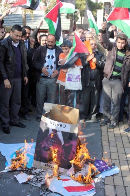 Kayseri'de Amerika ve İsrail bayrakları yakıldı