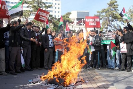 Kayseri'de Amerika ve İsrail bayrakları yakıldı