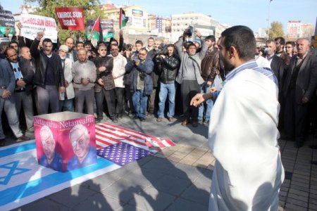 Kayseri'de Amerika ve İsrail bayrakları yakıldı
