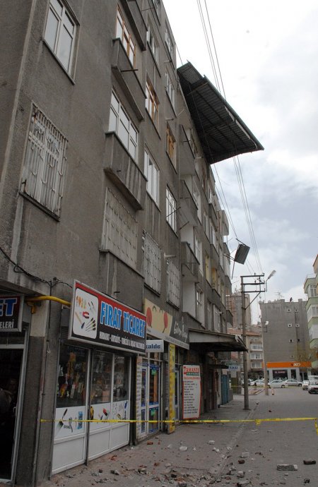 Kayseri’de fırtına: Çatılar uçtu, ağaçlar devrildi