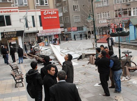 Kayseri’de fırtına: Çatılar uçtu, ağaçlar devrildi