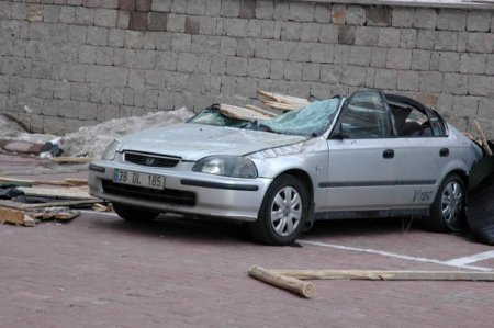 Kayseri’de fırtına çatıları uçurdu