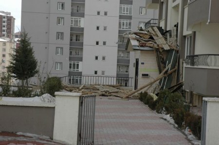 Kayseri’de fırtına çatıları uçurdu