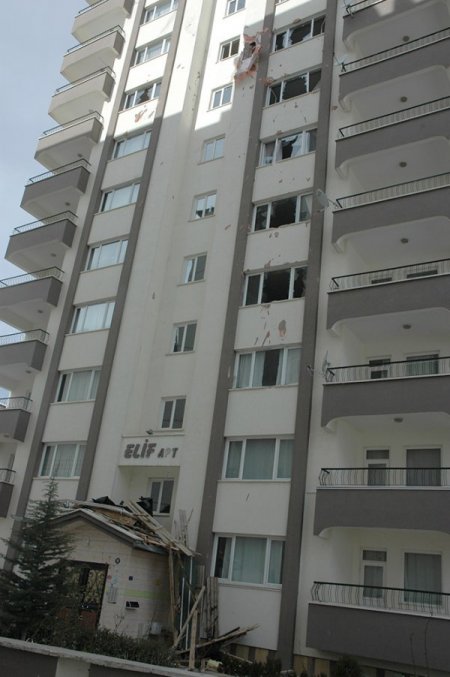Kayseri’de fırtına çatıları uçurdu