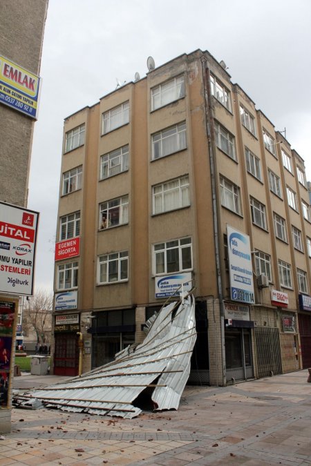 Kayseri'de fırtına çatıları uçurdu