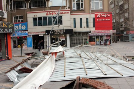 Kayseri'de fırtına çatıları uçurdu