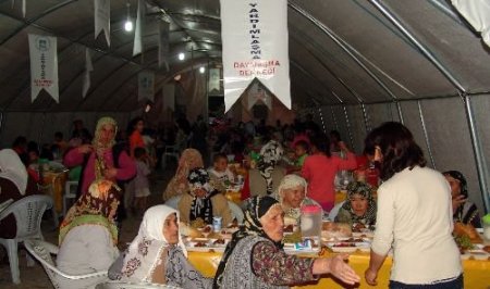 Kayseri'de Gökkuşağı İftar Çadırında 2 Bin Kişiye 5 Çeşit Yemek Veriliyor