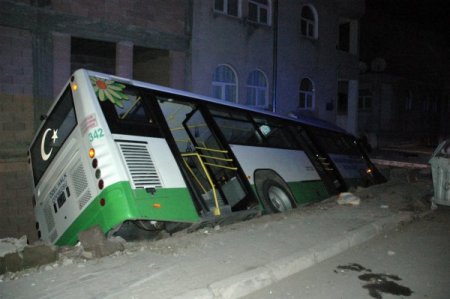 Kayseri'de halk otobüsü çukura düştü: 15 yaralı