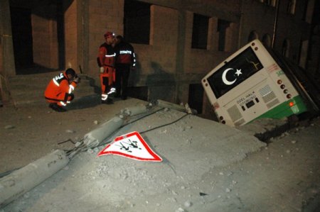 Kayseri'de halk otobüsü çukura düştü: 15 yaralı