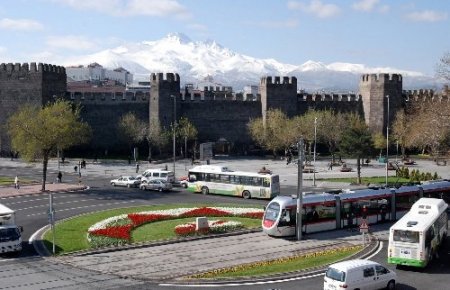 Kayseri'de her gün 350 bin insan toplu taşımadan yararlanıyor