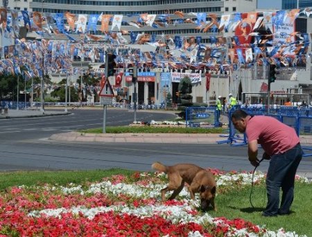 Kayseri’de miting alanında polis, köpeklerle arama yaptı