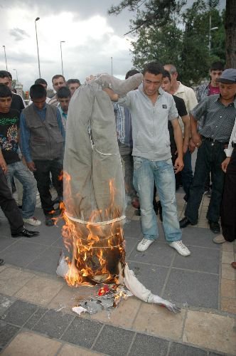 Kayseri'de Terör Örgütüne Tepki Mitinginde Öcalan'ın Maketi Yakıldı