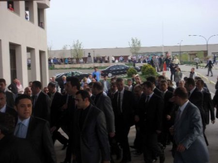 Kayseri'de Yumruklu Saldırıya Uğrayan Bakan Yıldız Ankara'da