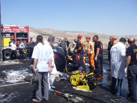Kayseri'deki Trafik Kazasında 3 Kişi Yanarak Öldü, Bir Kişi Yaralandı