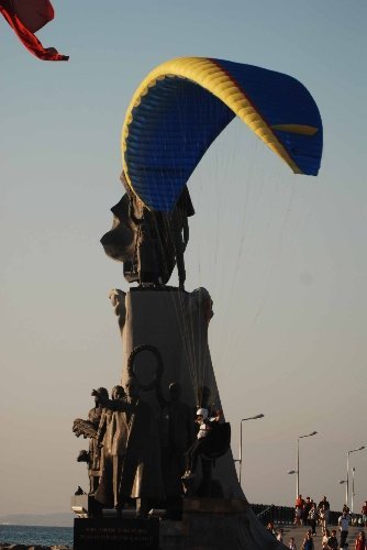 Kayserili Havva, Türk bayrağı etrafında iniş yaptı