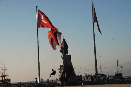 Kayserili Havva, Türk bayrağı etrafında iniş yaptı