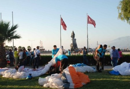 Kayserili Havva, Türk bayrağı etrafında iniş yaptı