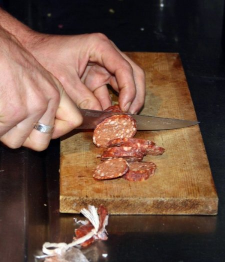 Kayserili işletmeci köpek balığı etinden sucuk yaptı