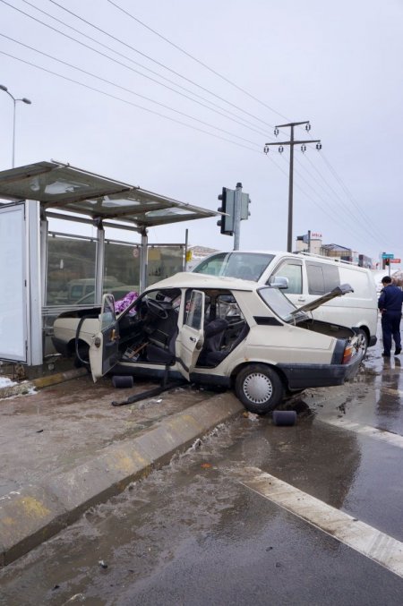 Kaza anında otobüs durağının boş olması faciayı önledi