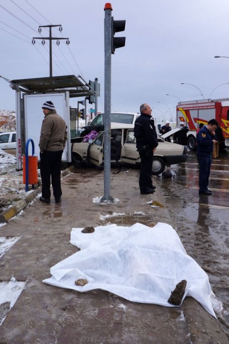 Kaza anında otobüs durağının boş olması faciayı önledi