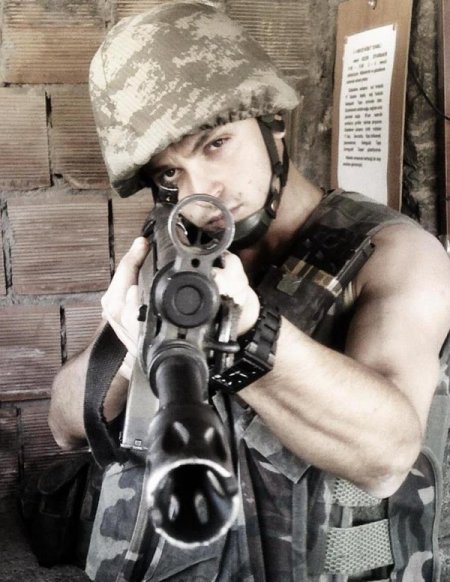 Kaza kurşunu ile şehit olan Akça'nın babaevine ateş düştü