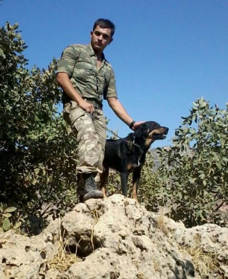 Kaza kurşunu ile şehit olan Akça'nın babaevine ateş düştü