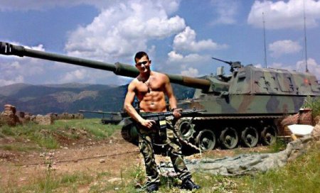 Kaza kurşunu ile şehit olan Akça'nın babaevine ateş düştü