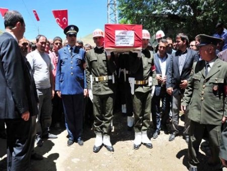 Kaza kurşunuyla vefat eden asker Erzurum'da toprağa verildi