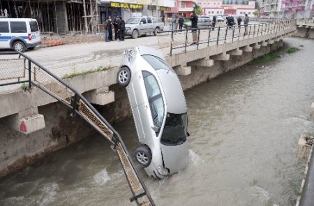 Kaza yapan araç korkuluklarda asılı kaldı