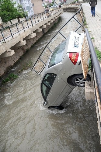 Kaza yapan araç korkuluklarda asılı kaldı