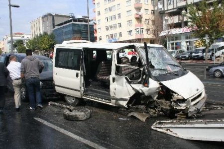 Kaza Yapan Araçlardan Sızan Yakıt E-5'i Birbirine Kattı