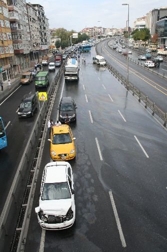 Kaza Yapan Araçlardan Sızan Yakıt E-5'i Birbirine Kattı