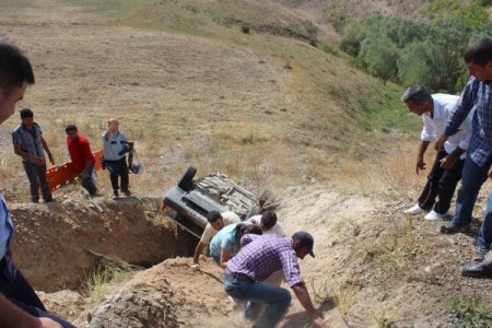 Kaza yapan araçta sıkışan eşini kendi çabaları ile kurtardı