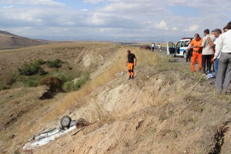 Kaza yapan araçta sıkışan eşini kendi çabaları ile kurtardı
