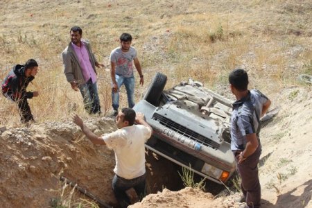 Kaza yapan araçta sıkışan eşini kendi çabaları ile kurtardı