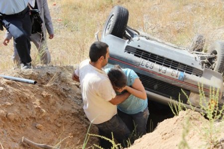 Kaza yapan araçta sıkışan eşini kendi çabaları ile kurtardı