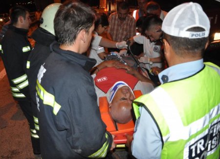 Kaza Yapan Araçta Sıkışan Sürücü Güçlükle Çıkarıldı