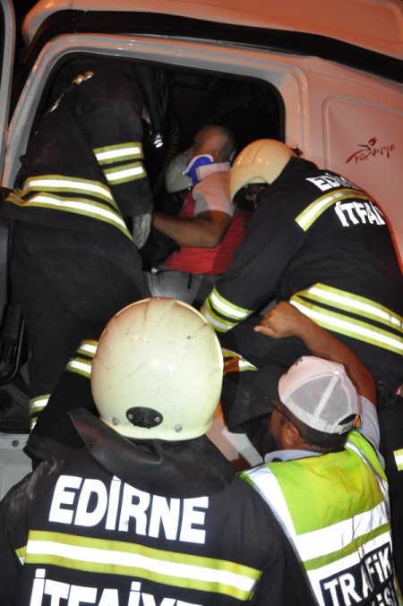 Kaza Yapan Araçta Sıkışan Sürücü Güçlükle Çıkarıldı