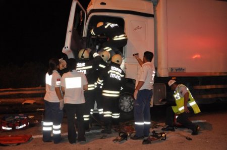 Kaza Yapan Araçta Sıkışan Sürücü Güçlükle Çıkarıldı